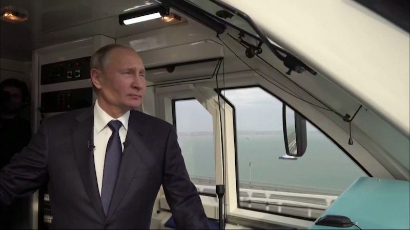 Putin otevřel železniční trať na Krym